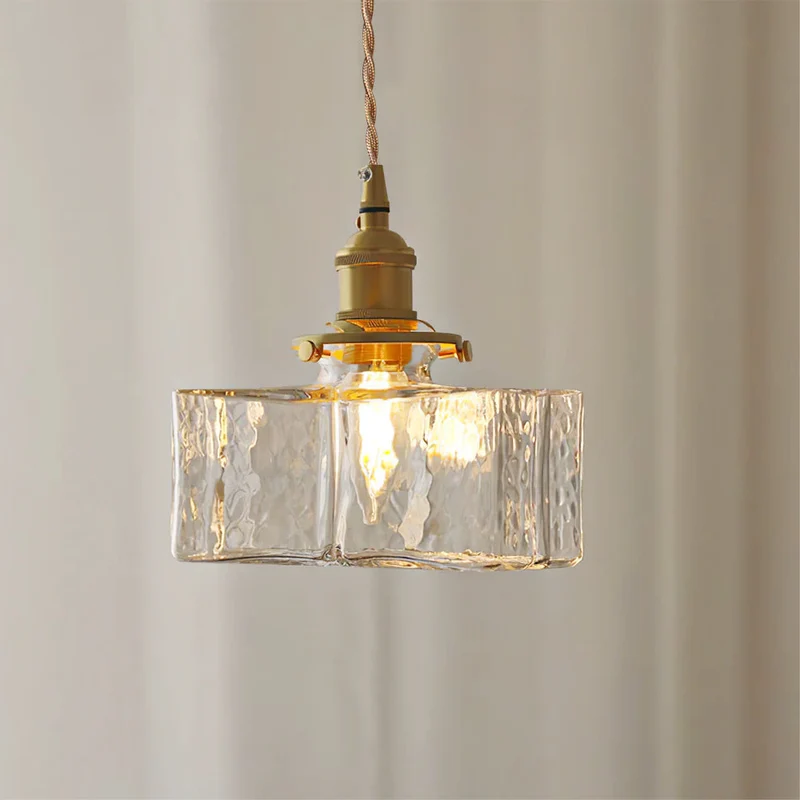 Elegant glaspendel med geometrisk design og varm belysning
