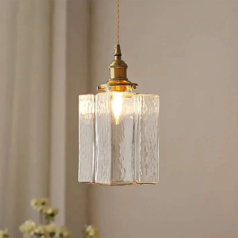 Elegant glaspendel med geometrisk design og varm belysning