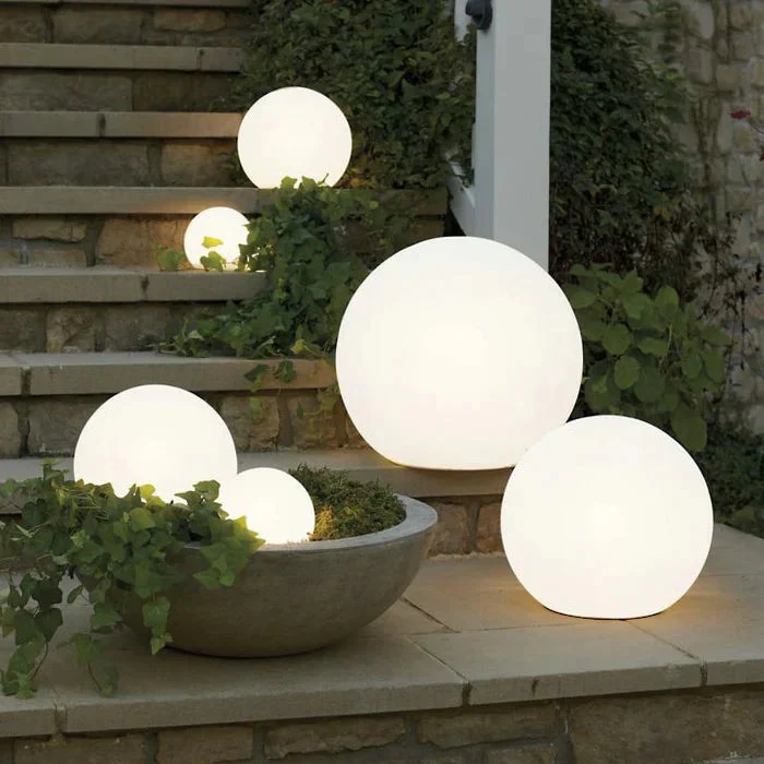 Solcelle Havekugle: Elegant, Energibesparende Udelys