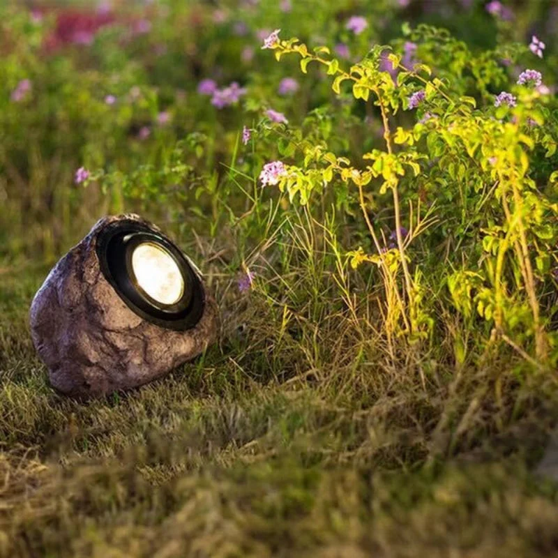 Solcelledrevet Havelampe i Stenlook – Energibesparende Hygge