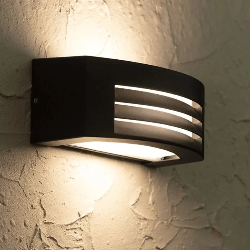 Elegant Sort Udendørslampe med Vejrbestandig IP54 Beskyttelse