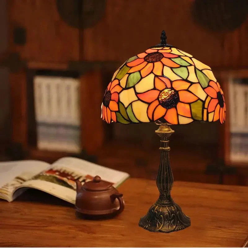 Håndlavet Tiffany Bordlampe: Klassisk Kunst og Hygge