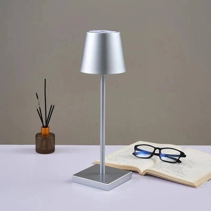 Trådløs LED-lampe med Berøringsfølsom Dæmpning og Vandafvisende Design