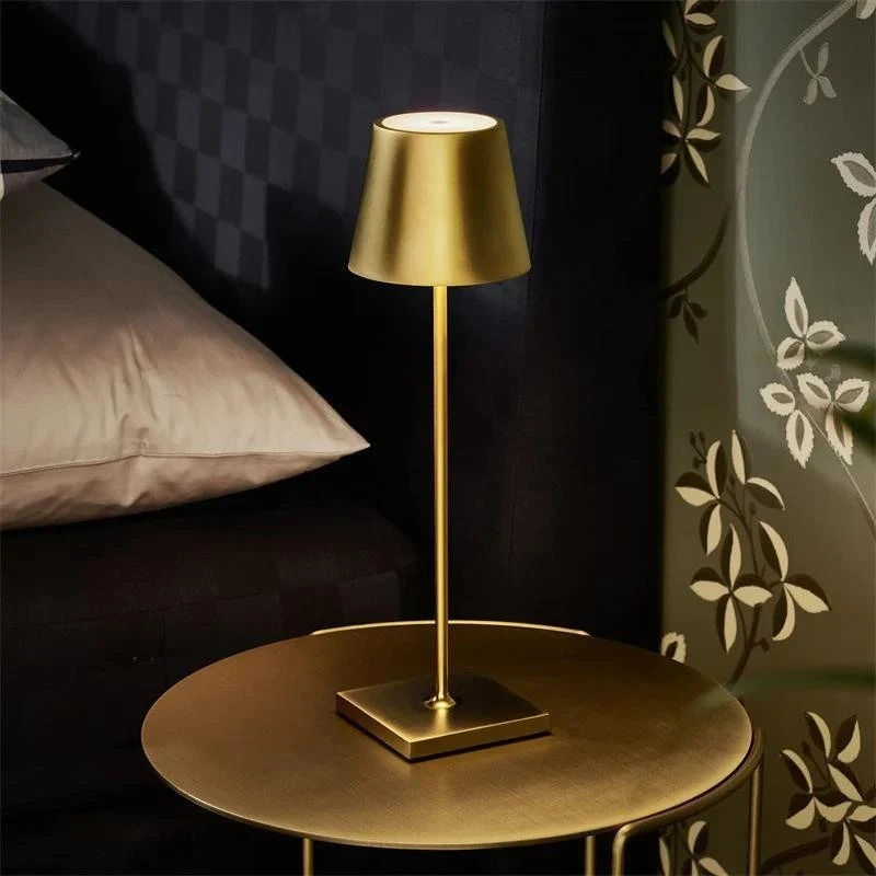 Trådløs LED-lampe med Berøringsfølsom Dæmpning og Vandafvisende Design