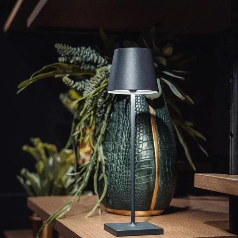 Trådløs LED-lampe med Berøringsfølsom Dæmpning og Vandafvisende Design