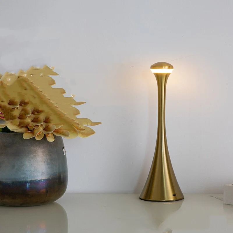 Stilfuld Genopladelig Bordlampe med Trådløs Frihed