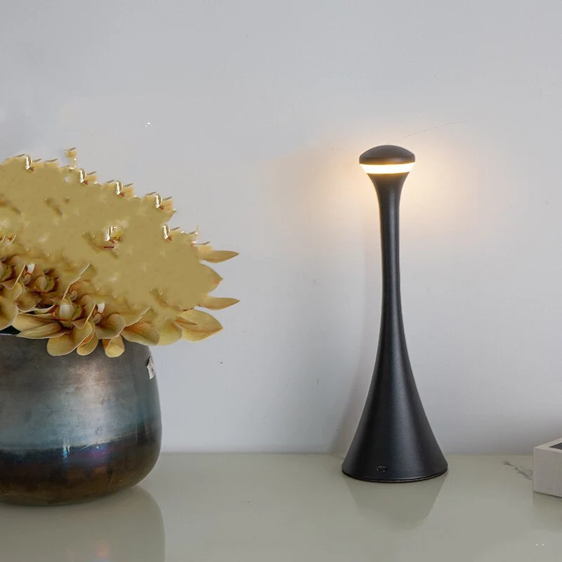 Stilfuld Genopladelig Bordlampe med Trådløs Frihed