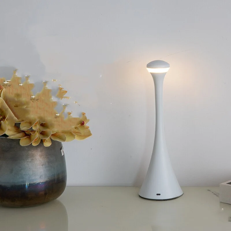 Stilfuld Genopladelig Bordlampe med Trådløs Frihed