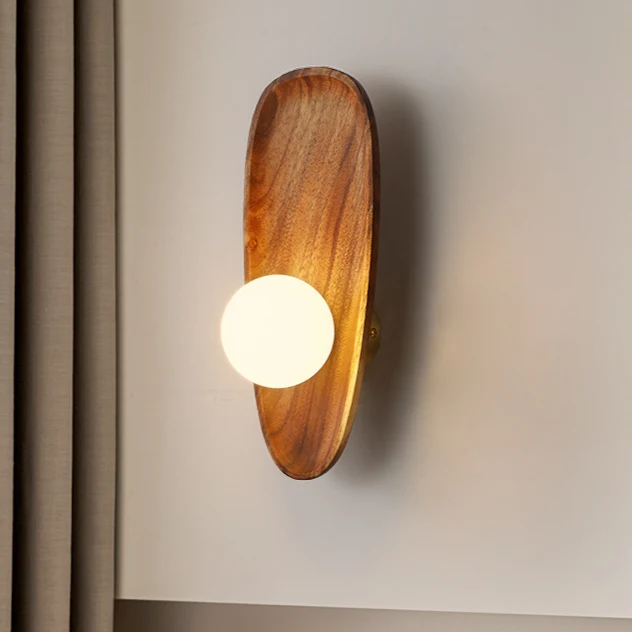 Elegant træ-væglampe med energieffektiv LED-belysning