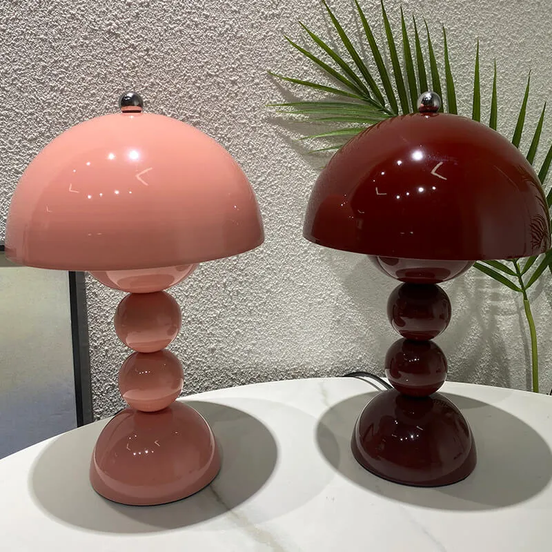Elegant Nordisk Bordlampe med Moderne Svampedesign