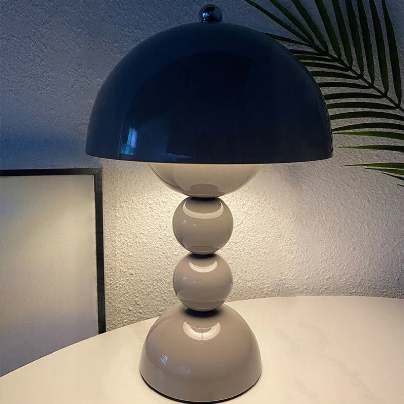 Elegant Nordisk Bordlampe med Moderne Svampedesign