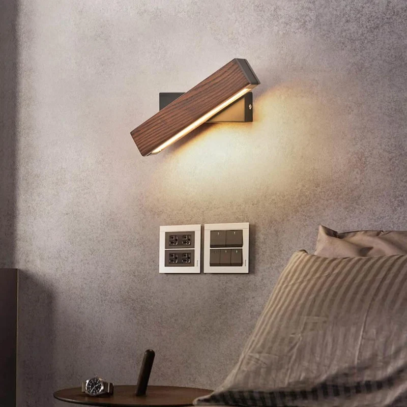 Stilfuld LED Væglampe i Træ med Roterbart Hoved