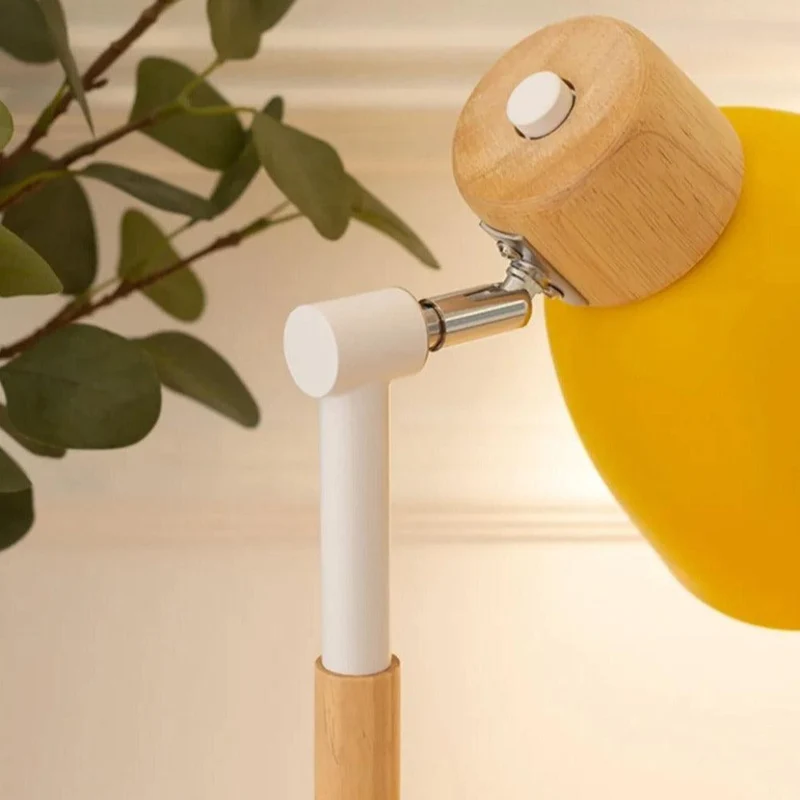 Elegant Bordlampe med Justerbart Lys og Nordisk Design