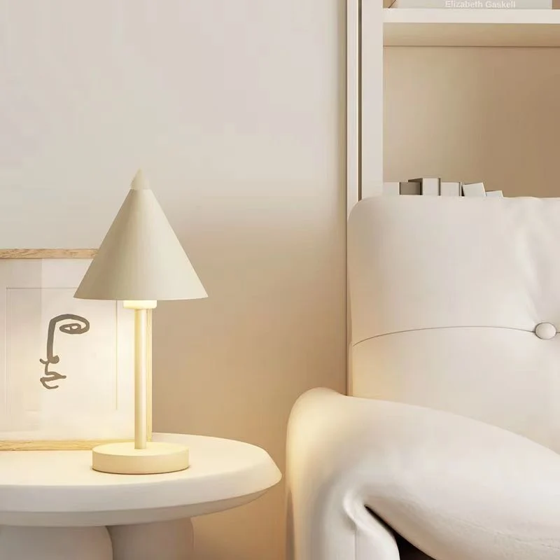 Stilfuld Bordlampe i Jern med Blød Belysning til Hjemmet