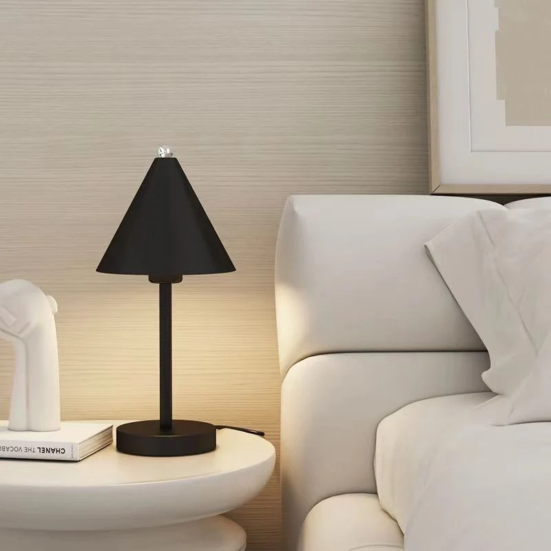 Stilfuld Bordlampe i Jern med Blød Belysning til Hjemmet