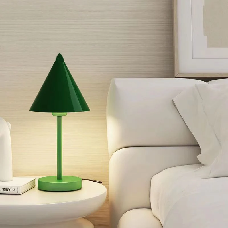 Stilfuld Bordlampe i Jern med Blød Belysning til Hjemmet