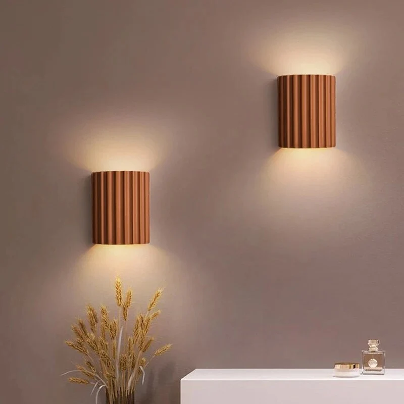 Elegante væglamper i harpiks med energibesparende LED