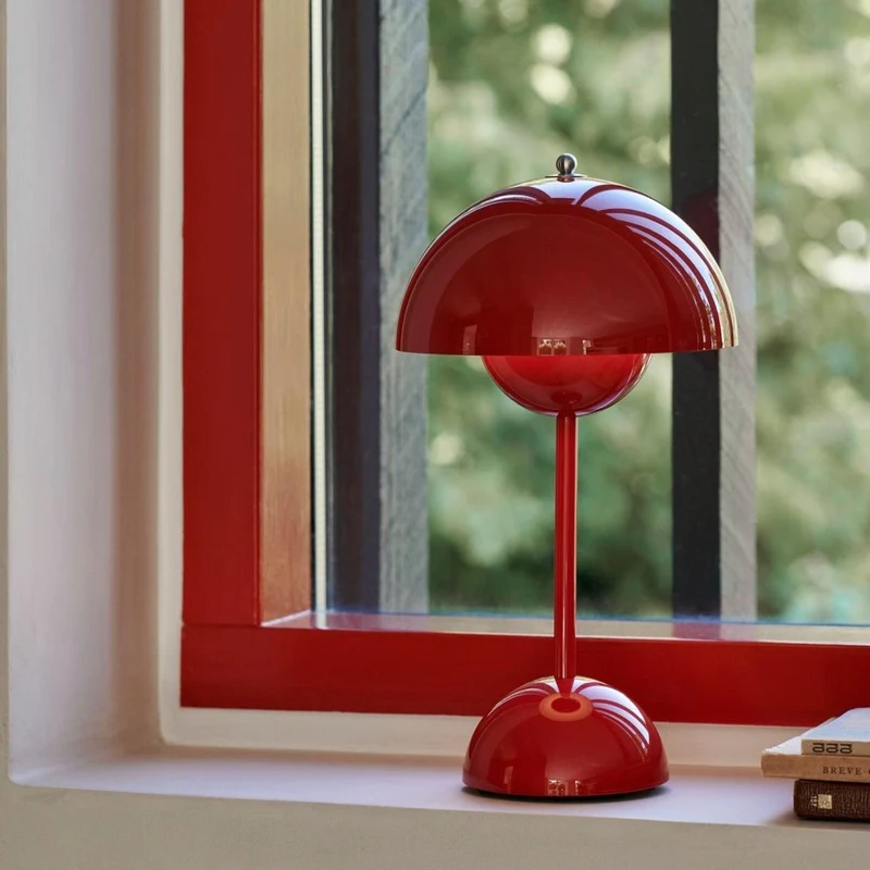 Elegant LED Bordlampe med Justerbar Lysstyrke og Bærbarhed