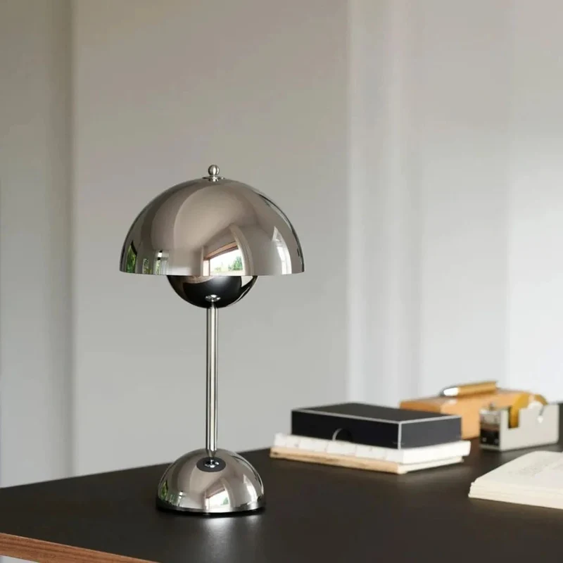 Elegant LED Bordlampe med Justerbar Lysstyrke og Bærbarhed