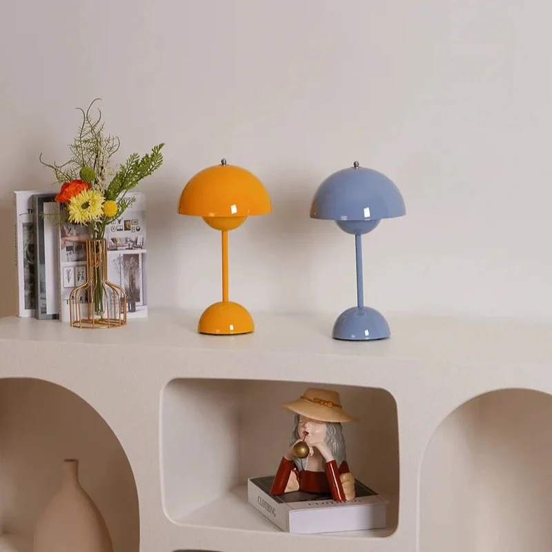 Elegant LED Bordlampe med Justerbar Lysstyrke og Bærbarhed
