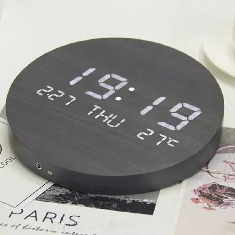 Elegant LED Vægur med Tydeligt Display og Trådløs Komfort