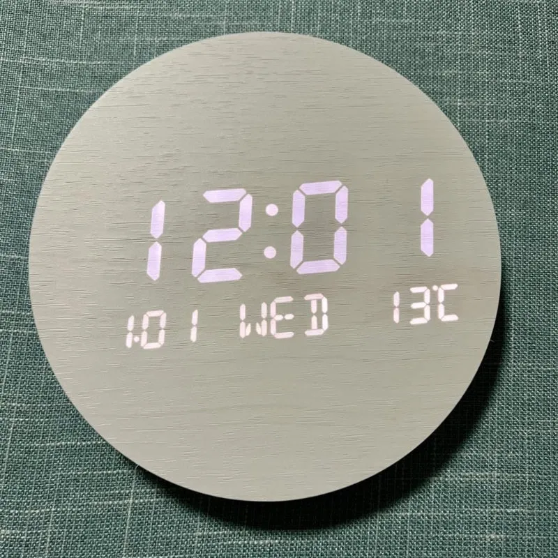 Elegant LED Vægur med Tydeligt Display og Trådløs Komfort