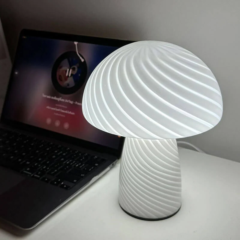 Stilfuld Svampebordslampe i Glas - Skab Hyggebelysning