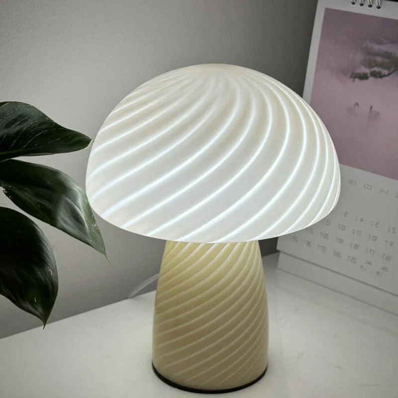 Stilfuld Svampebordslampe i Glas - Skab Hyggebelysning