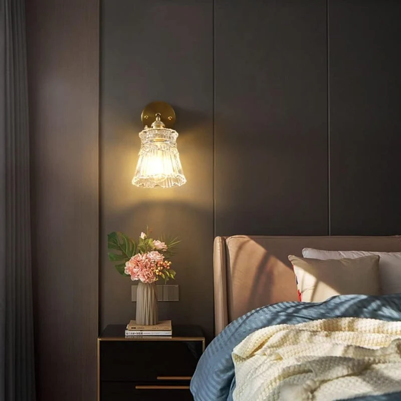 Elegant LED væglampe i klart glas for stemningsfuld belysning