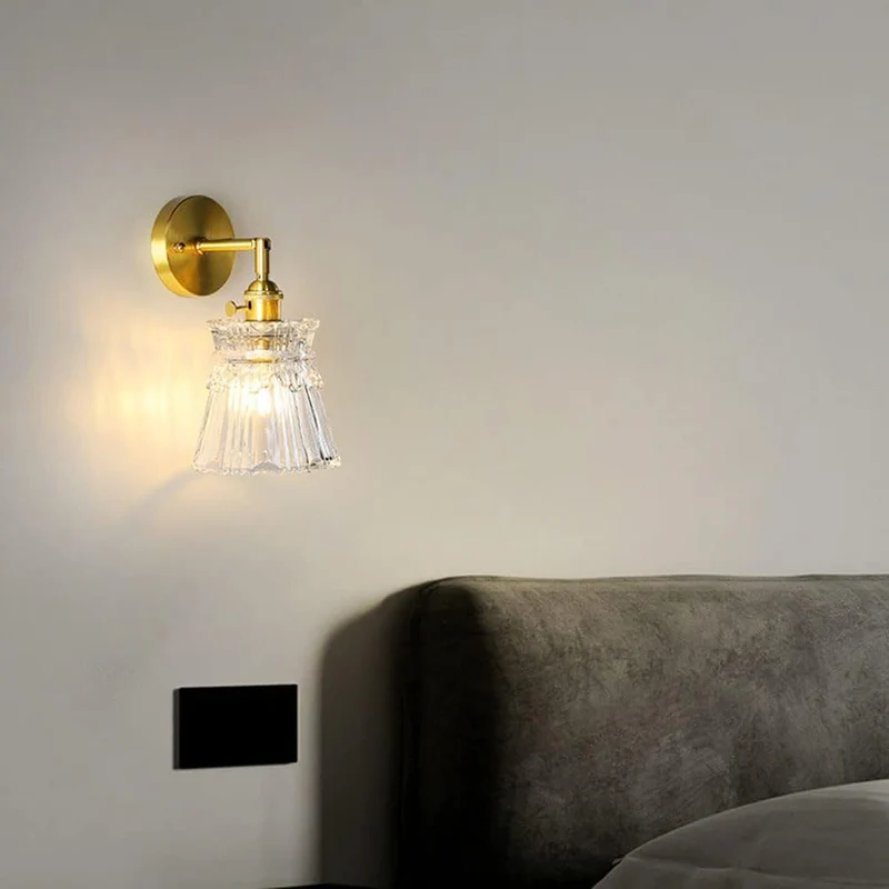 Elegant LED væglampe i klart glas for stemningsfuld belysning