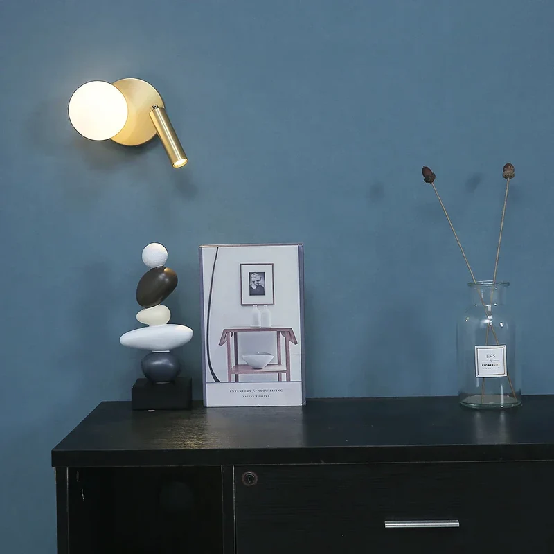 Elegant LED Væglampe med Justerbart Lys til Moderne Hjem