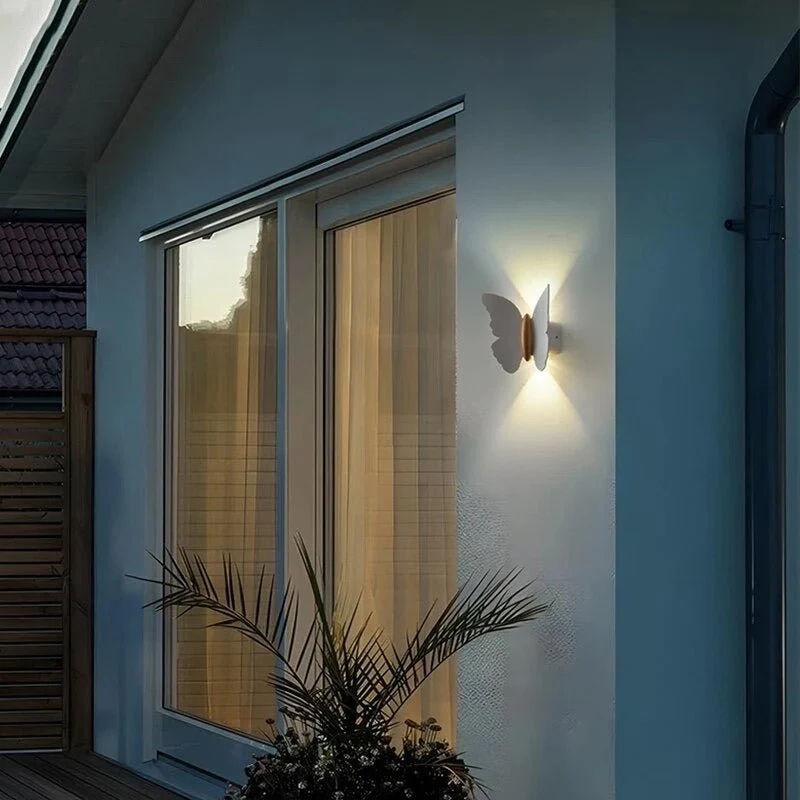 Elegant Udendørs LED Væglampe med Energibesparende Lys