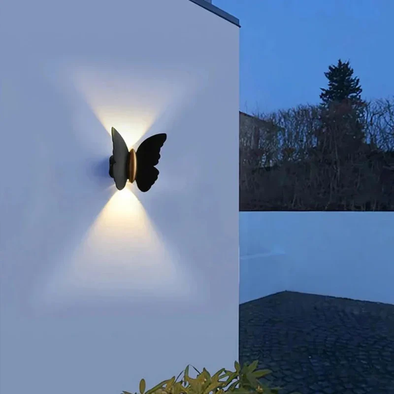 Elegant Udendørs LED Væglampe med Energibesparende Lys