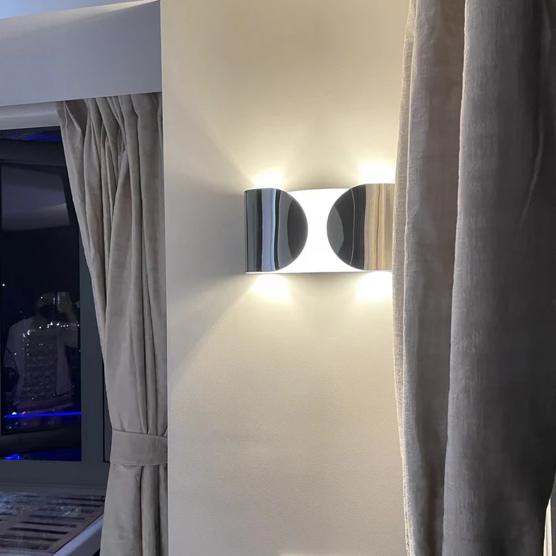 Elegant Væglampe i Aluminium med Atmosfærisk Belysning
