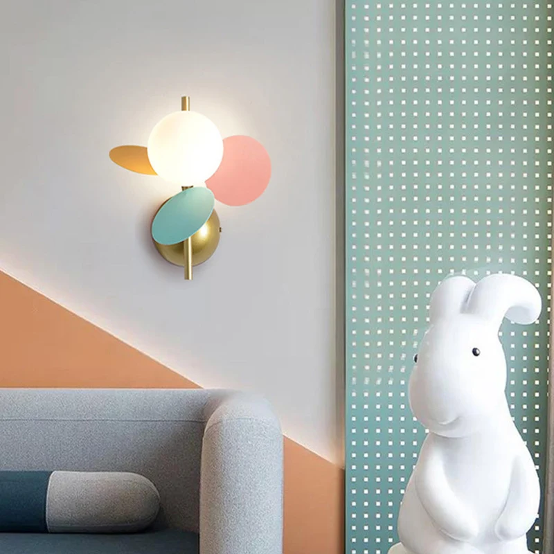 Elegant Væglampe med Beroligende Lys til Moderne Hjem