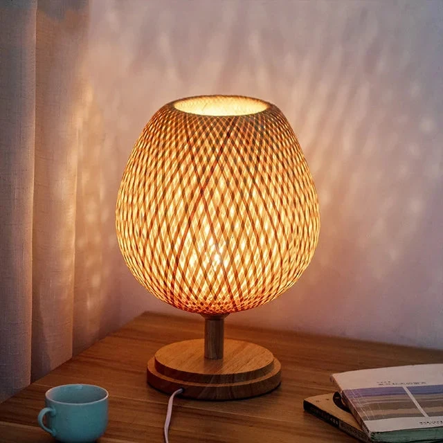 Bambusbordlampe med varm belysning og tidløs elegance