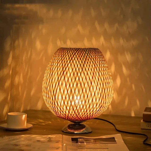 Bambusbordlampe med varm belysning og tidløs elegance