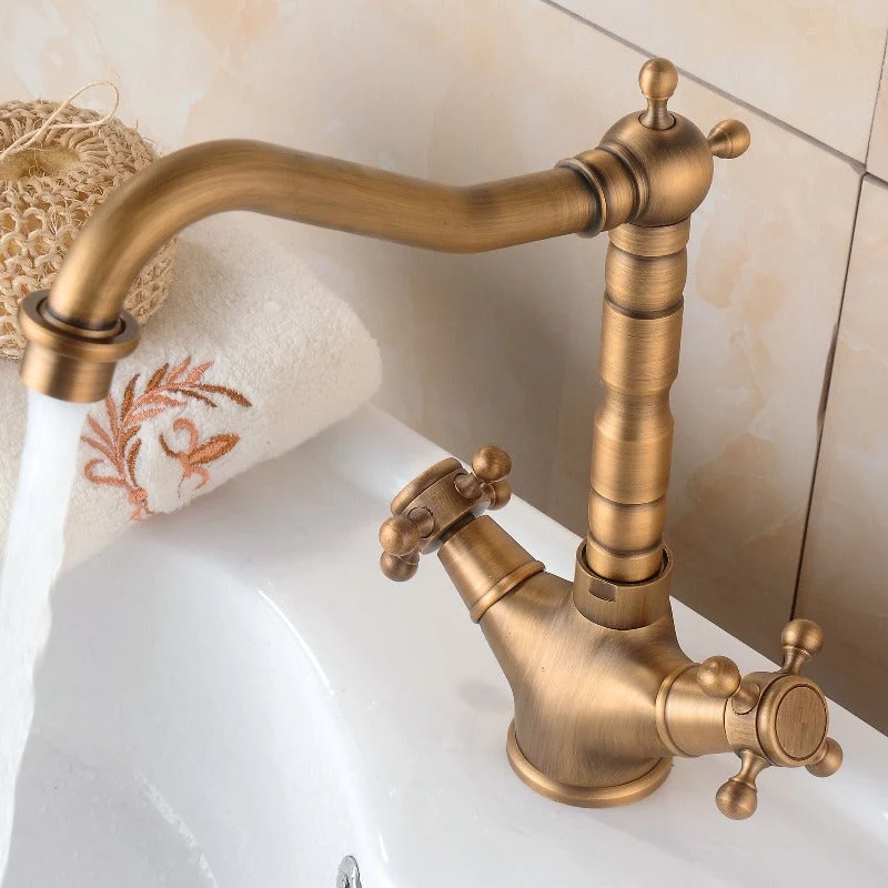 Elegant Vintage Badeværelsesarmatur med Tidløst Design
