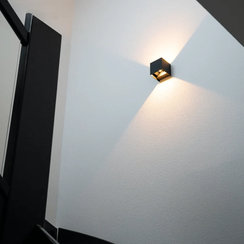 Elegant LED-væglampe med sensor for automatisk belysning