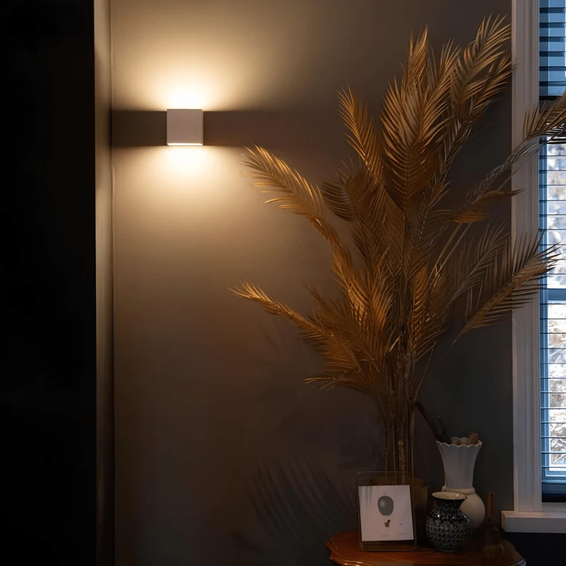 Elegant LED-væglampe med sensor for automatisk belysning
