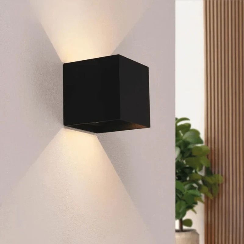 Elegant LED-væglampe med sensor for automatisk belysning