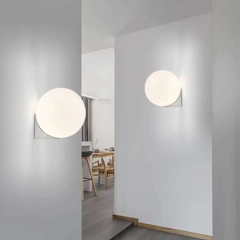 Elegant Væglampe med Blødt Lys til Hygge og Afslapning
