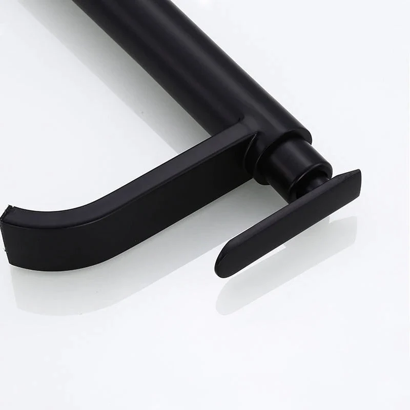 Elegant Mat Sort Vandhane med Enkel Greb og Moderne Design