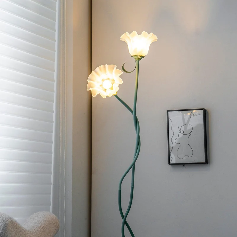 Flot Gulvlampe med Blomstrede Glas og Varm LED-belysning
