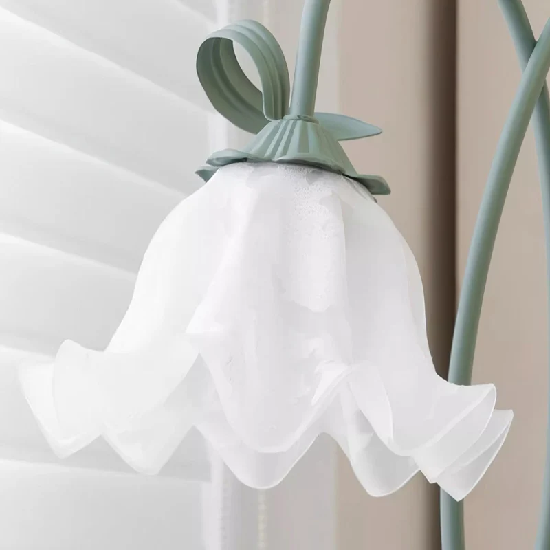 Flot Gulvlampe med Blomstrede Glas og Varm LED-belysning