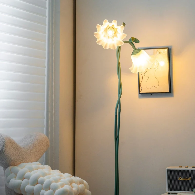 Flot Gulvlampe med Blomstrede Glas og Varm LED-belysning