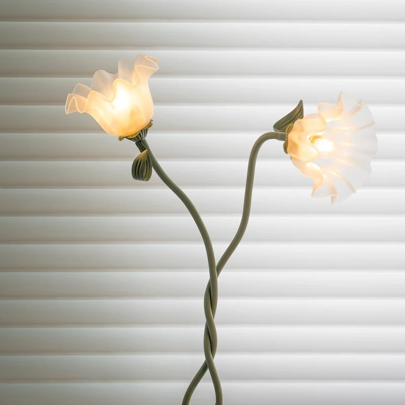 Flot Gulvlampe med Blomstrede Glas og Varm LED-belysning
