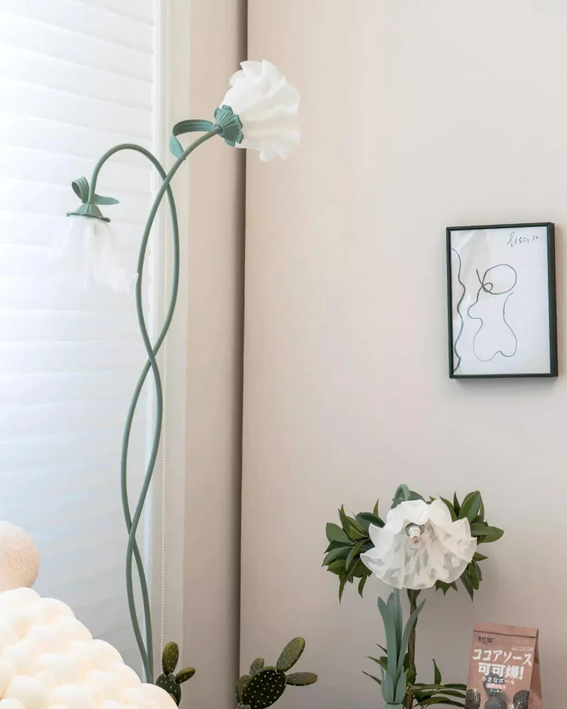 Flot Gulvlampe med Blomstrede Glas og Varm LED-belysning