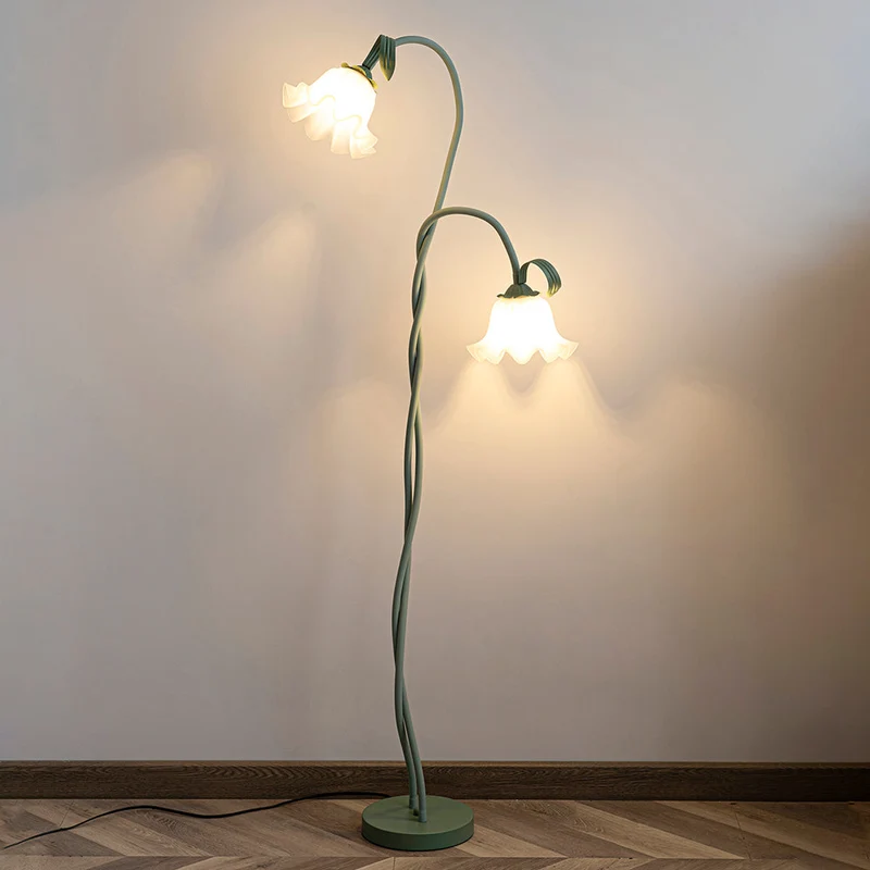 Flot Gulvlampe med Blomstrede Glas og Varm LED-belysning