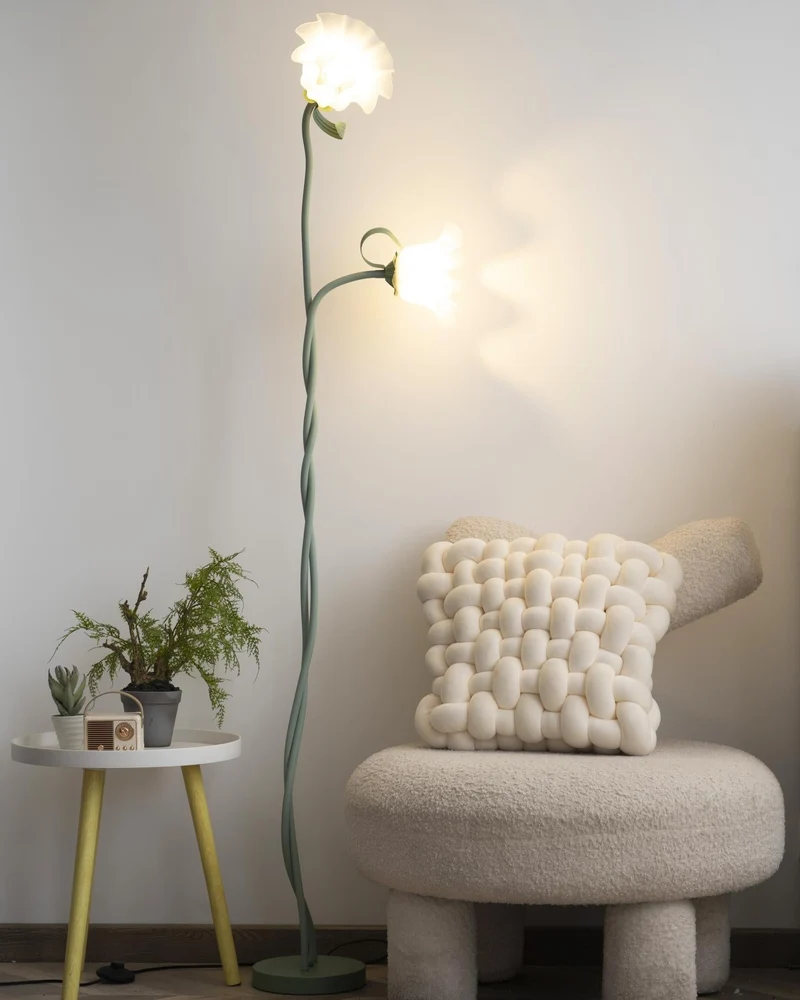 Flot Gulvlampe med Blomstrede Glas og Varm LED-belysning